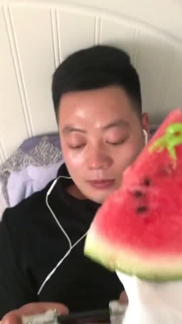 西昌吃瓜小姐姐