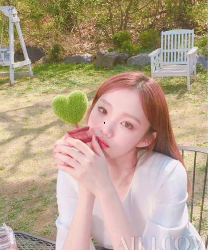 微头条小姐姐吃瓜,小姐姐吃瓜，揭秘娱乐圈幕后故事